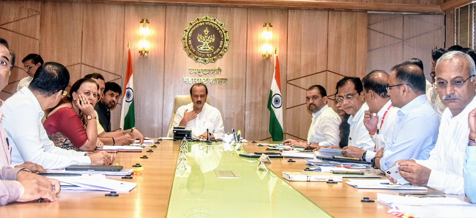 *रेल्वेला हस्तांतरित केलेल्या बेहरामपाडा येथील अतिरिक्त जमिनीचा ताबा* *राज्य शासनाकडे येण्यासाठी महसूलमंत्र्यांशी चर्चा करण्यात येईल* *- उपमुख्यमंत्री अजित पवार यांचे आश्वासन*